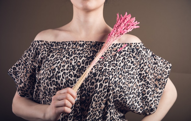 Jonge vrouw poseren in de herfst met gedroogde bloemen