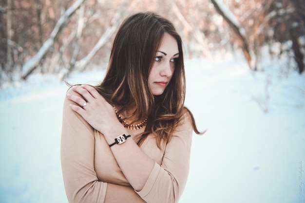 Jonge vrouw poseren in de winter in het bos