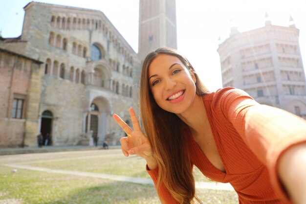 Jonge vrouw poseren in Piazza Duomo