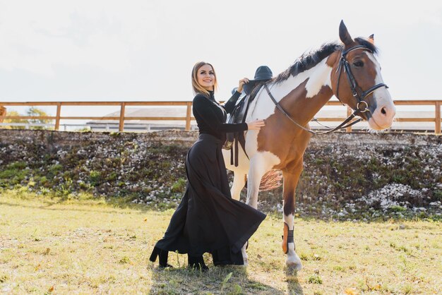 Jonge vrouw poseren met een paard