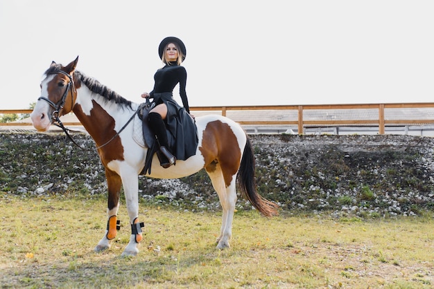 Jonge vrouw poseren met een paard