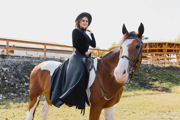 Jonge vrouw poseren met een paard