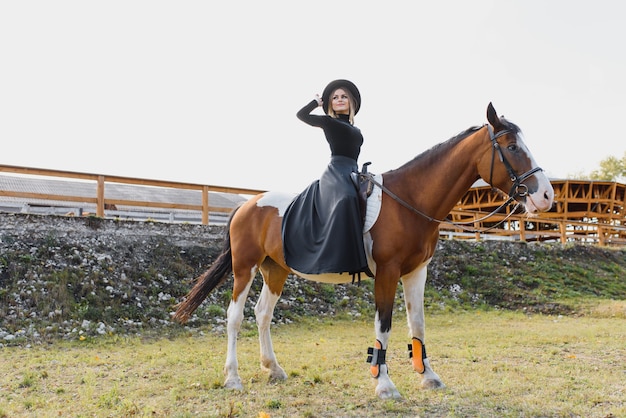 Jonge vrouw poseren met een paard