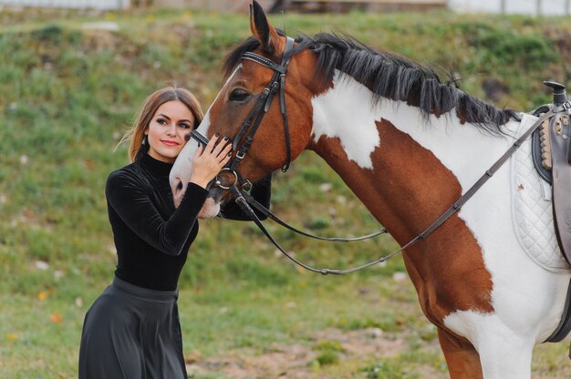 Jonge vrouw poseren met een paard