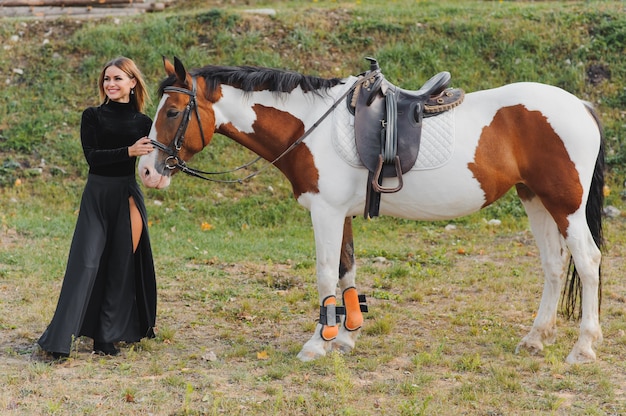 Jonge vrouw poseren met een paard