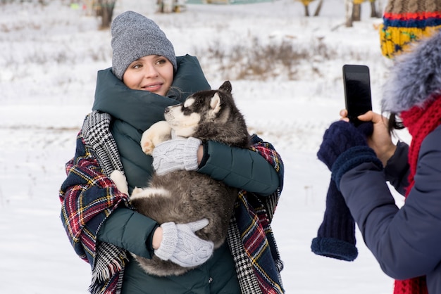 Jonge vrouw poseren met hond in de winter