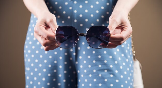 Jonge vrouw poseren met zonnebril