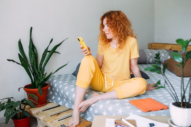 Jonge vrouw praten op smartphone vanuit huis op video-oproep