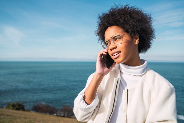 Jonge vrouw praten over de telefoon