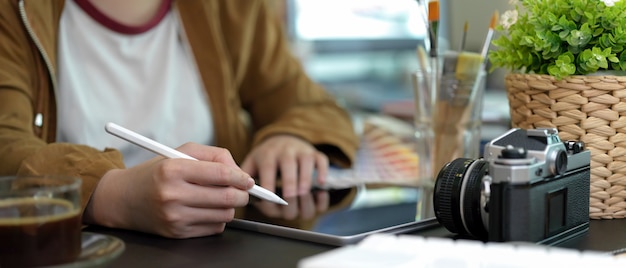 Foto jonge vrouw puttend uit tablet