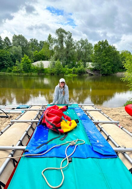 Jonge vrouw rafting op de rivier