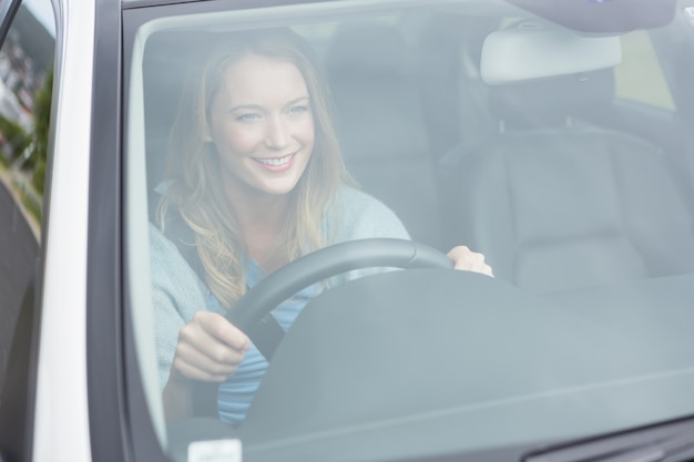 Jonge vrouw rijden