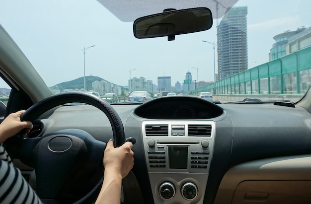 jonge vrouw rijdende auto in de cabine