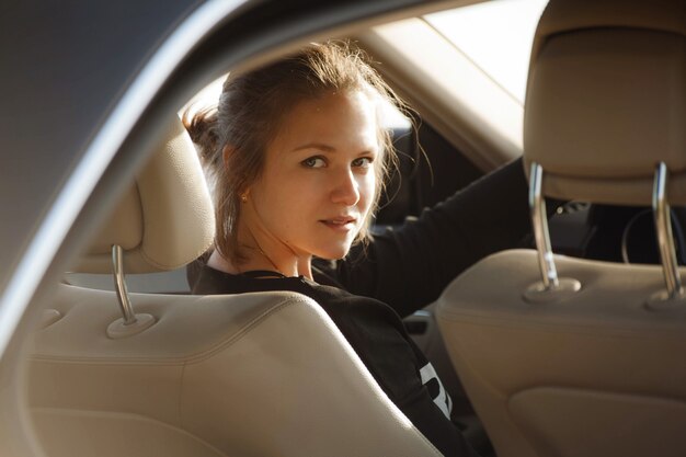 Jonge vrouw rijdende auto