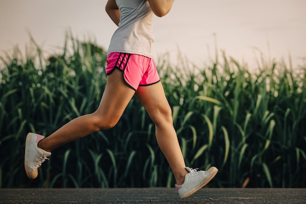 Jonge vrouw runner atleet op weg naar gezond, jonge mensen lopen oefening op straat