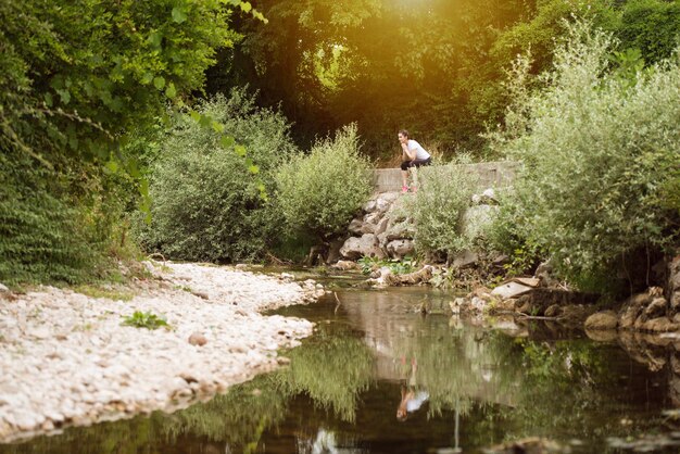 Jonge vrouw rust na het hardlopen In bebost bosgebied training en oefenen voor Trail Run Marathon Endurance Fitness gezonde levensstijl Concept