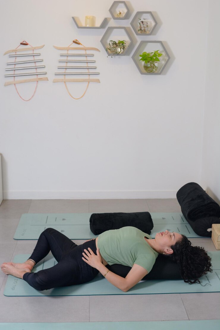 Jonge vrouw rusten na een yoga les