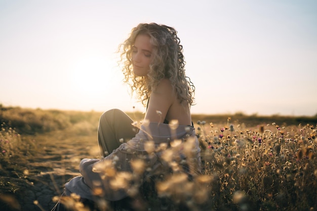 Jonge vrouw rustend in de natuur Mensen levensstijl ontspanning en vakanties concept Mode