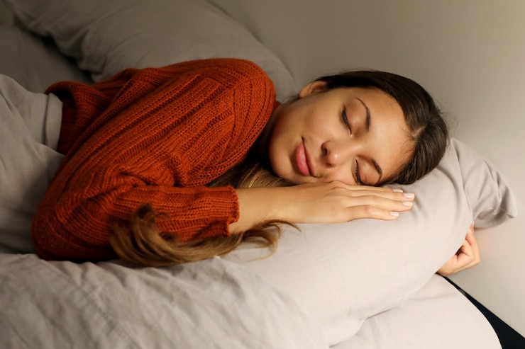 Jonge vrouw rustig slapen op het bed
