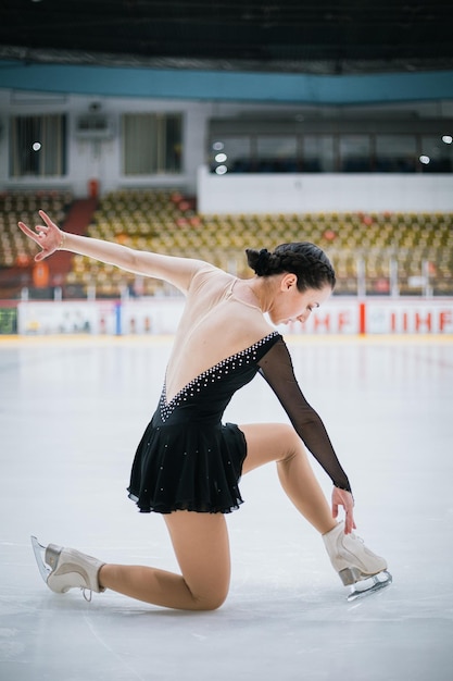 Jonge vrouw schaatsen