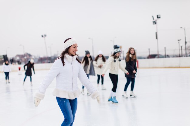 Jonge vrouw schaatst overdag op de ijsbaan