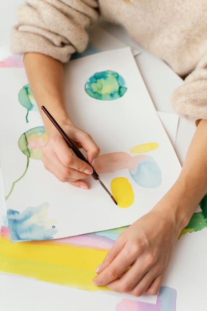 Jonge vrouw schilderen met aquarellen