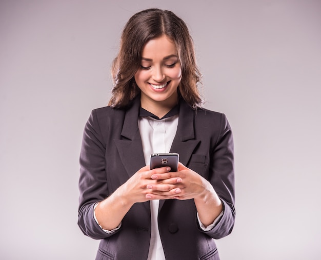 Jonge vrouw schrijft een bericht met smartphone.