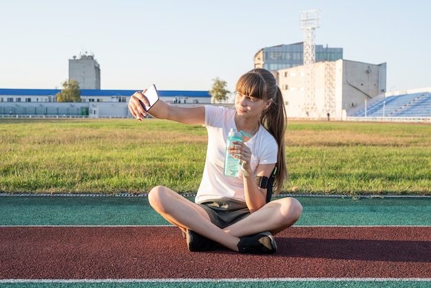 Jonge vrouw selfie buiten te nemen