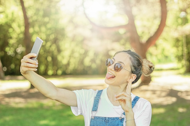 Jonge vrouw selfie te nemen