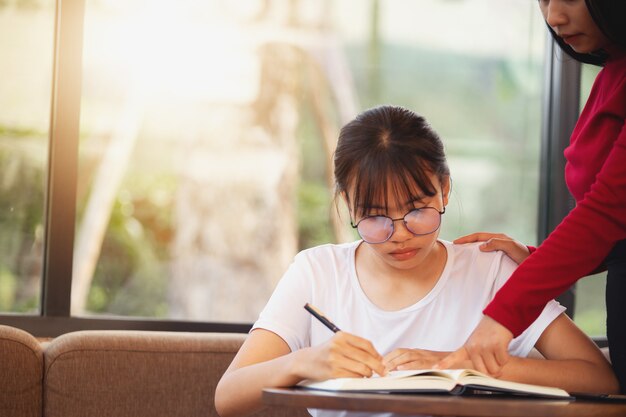 Jonge vrouw serieus lezen van een boek in de coffeeshop. Concept. Concept. onderwijs