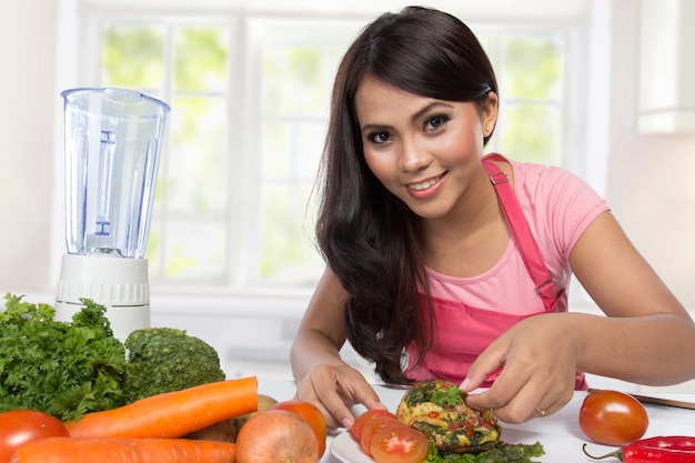 Jonge vrouw serveren