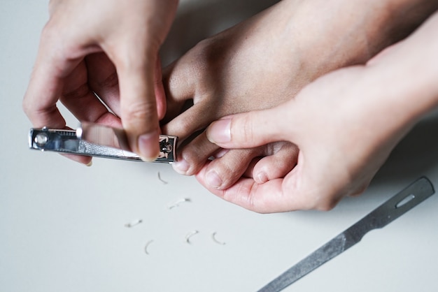 Jonge vrouw Snijdende vingernagel