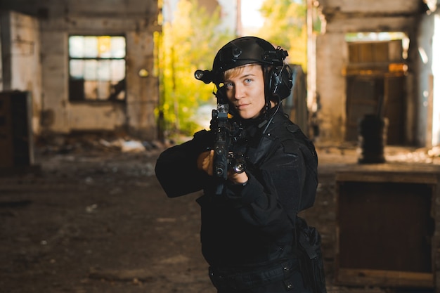 Jonge vrouw soldaat in zwart uniform