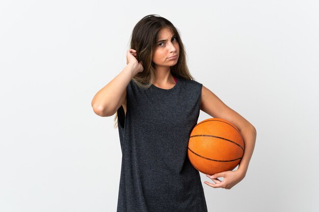 Jonge vrouw speelbasketbal geïsoleerd op een witte achtergrond met twijfels