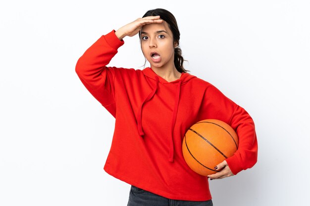 Jonge vrouw speelbasketbal geïsoleerd