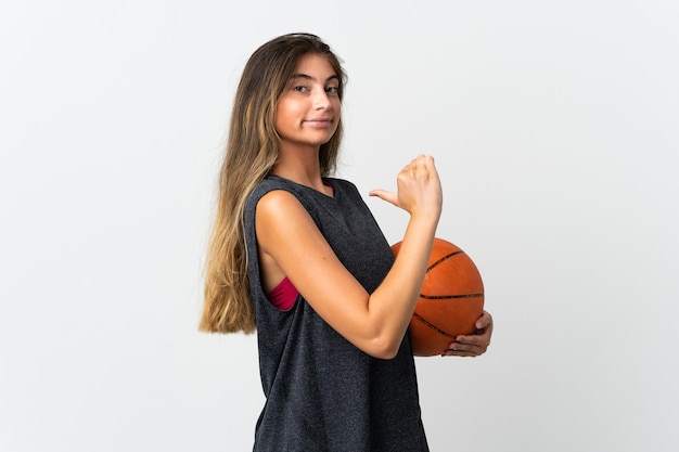 Jonge vrouw speelbasketbal geïsoleerd