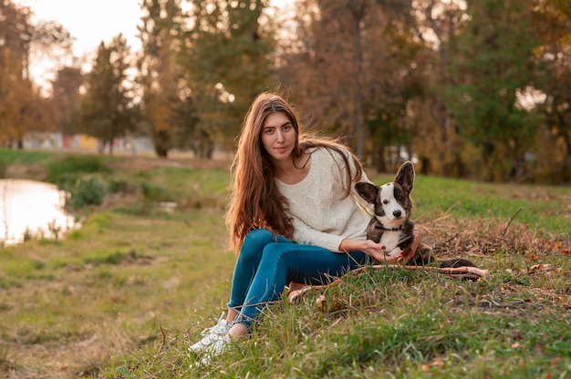 Jonge vrouw speelt met haar hond in het park