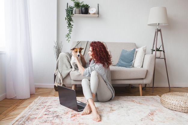 Jonge vrouw speelt met haar hond