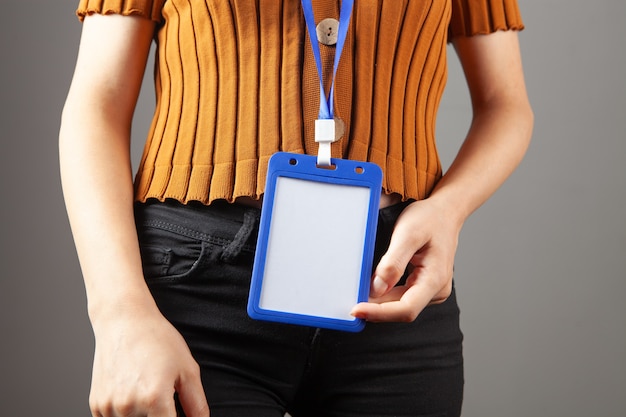 Foto jonge vrouw staat in een id-tag