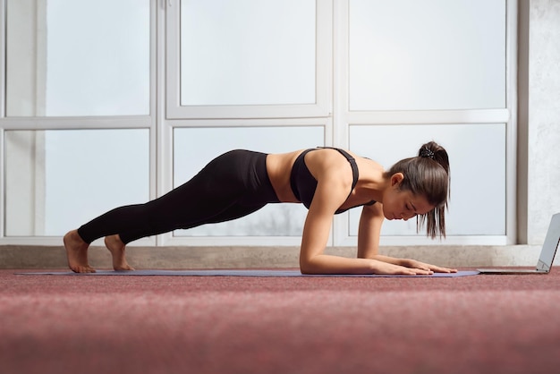 Jonge vrouw staat in plank