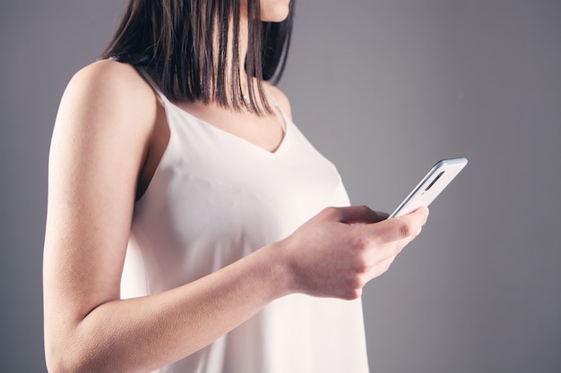 Jonge vrouw staat met een telefoon