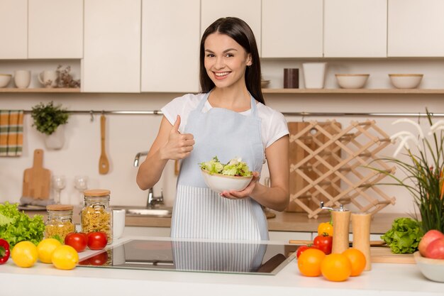 Jonge vrouw stond in de keuken