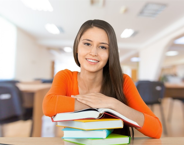 Jonge vrouw student leesboek op school