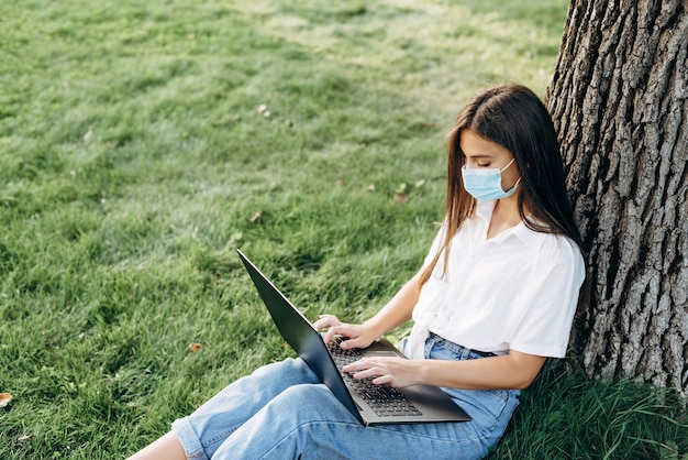 Jonge vrouw student met laptop in het park