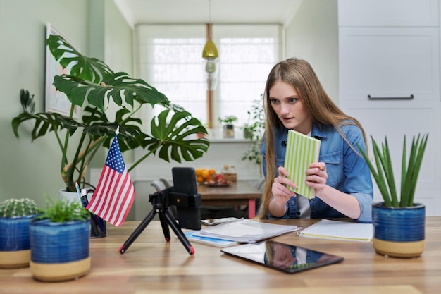 Jonge vrouw student studeert thuis online op afstand USA vlag achtergrond