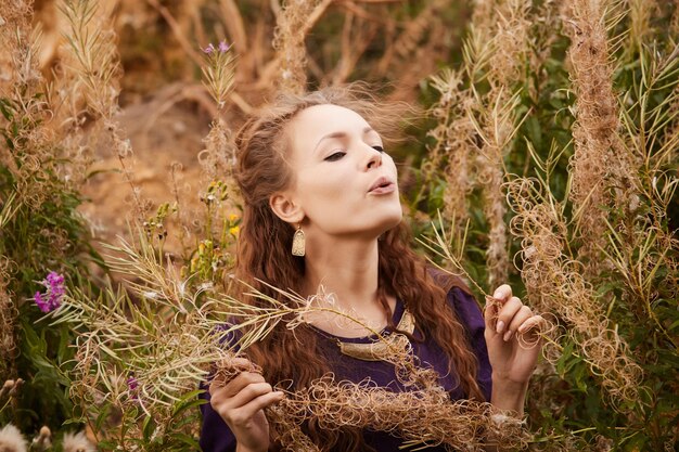 Foto jonge vrouw te midden van planten op het veld