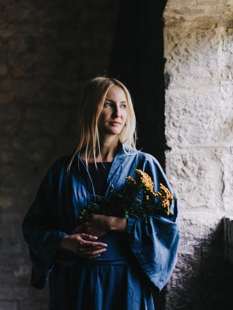 Foto jonge vrouw tegen de muur.