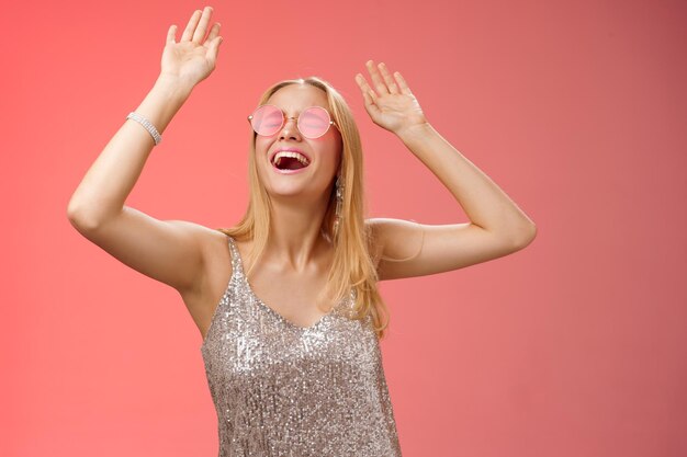 Foto jonge vrouw tegen een rode achtergrond.