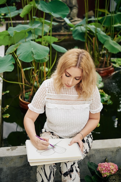 Jonge vrouw tekening bloem