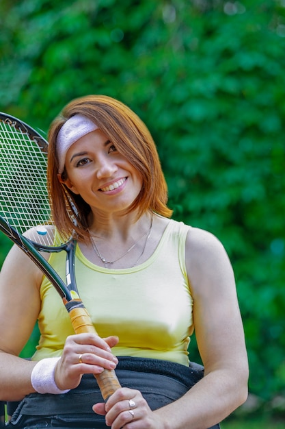 Jonge vrouw tennissen op tennisbaan